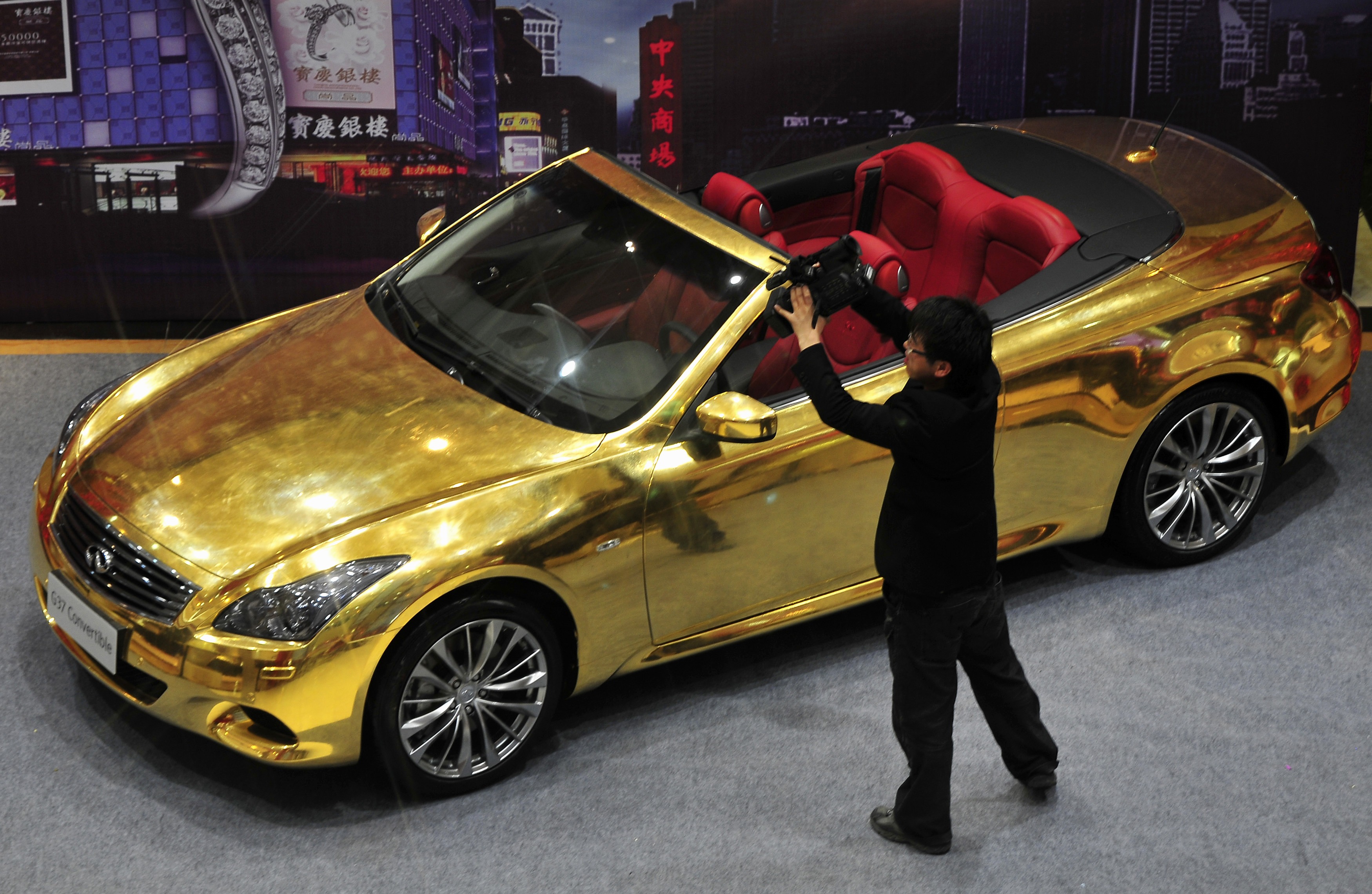 Нашли золотую машину. Инфинити g37 Золотая. Золотая машина шейха. Машина золотого цвета. Золотой цвет авто.